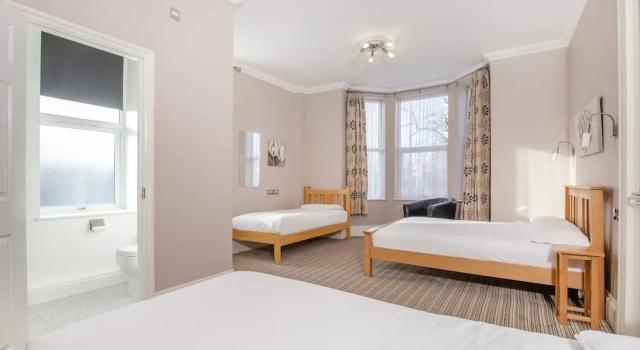 Четырёхместный семейный номер Standard Marlborough Hotel