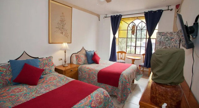 Четырёхместный номер Standard с балконом Hotel Casa Blanca