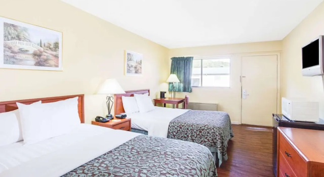 Четырёхместный номер Standard Days Inn by Wyndham Athens