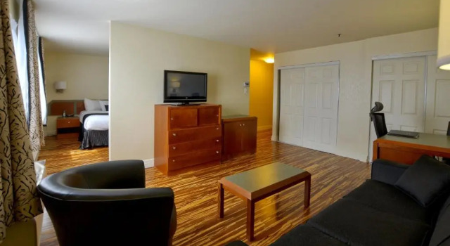Люкс Hôtel & Suites Le Dauphin Québec