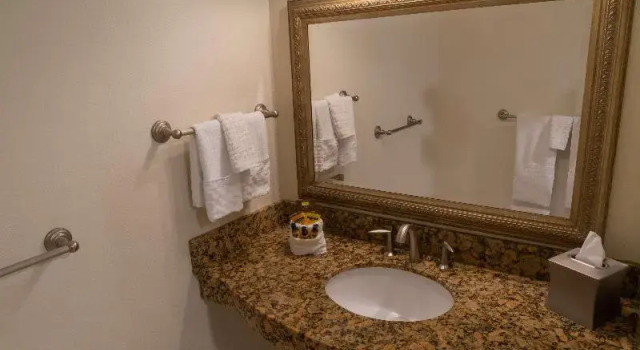 Четырёхместный номер Standard с балконом Best Western Plus Monterey Inn