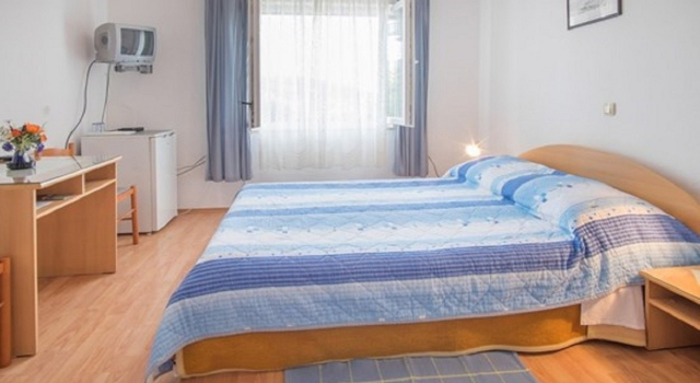 Room Luka - with parking; R1 Vrbnik, Island Krk, Prenota Appartamento Vrbnik 