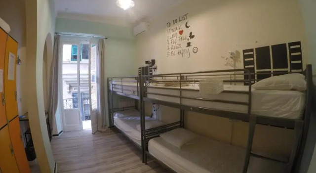 Кровать в общем номере (женский номер) Victoria House Hostel