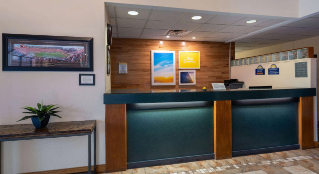 Days Inn & Suites by Wyndham Madison