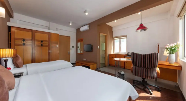 Семейный номер Standard c 1 комнатой с балконом и с видом на сад Golden Sunshine Villa Hotel and Travel