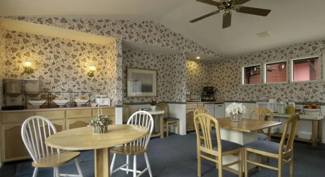 Четырёхместный люкс Rosedale Inn