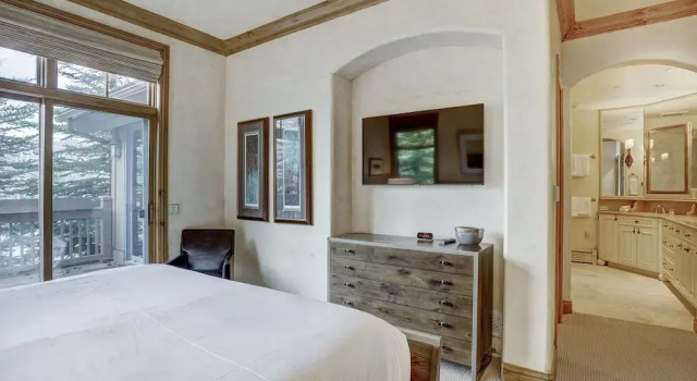 4br Plus Den Platinum Townhome, Walk To Lift 4 Bedroom Townhouse by RedAwning