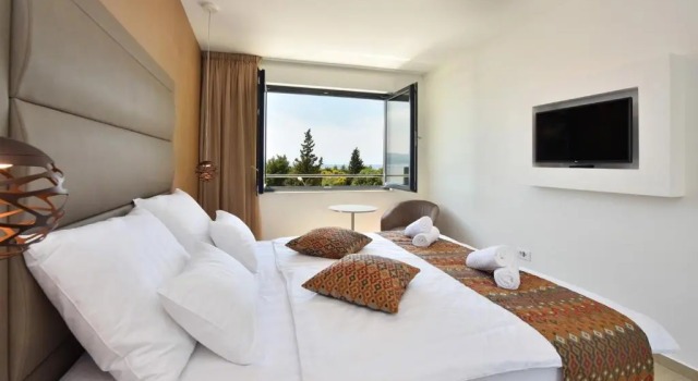 Luxury, seafront Villa Petra with heated pool only 50m from beach, Забронировать Вилла Виллы Окрестностей Сплита, Вилла