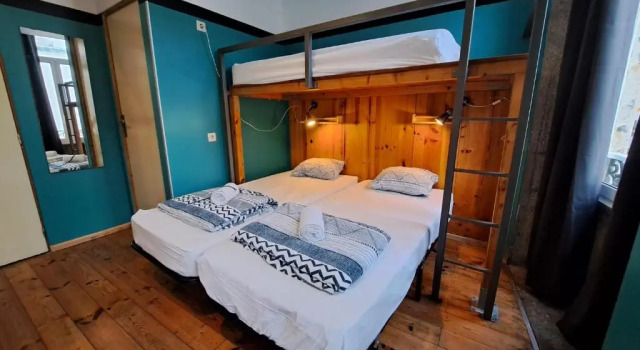 Кровать в общем номере Sardines and Friends Hostel 04
