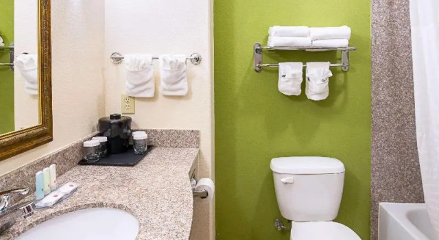 Двухместный люкс с балконом Clarion Inn & Suites Weatherford South