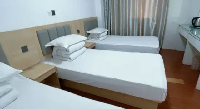 Кровать в общем номере (мужской номер) Shanghai Lijun Hotel