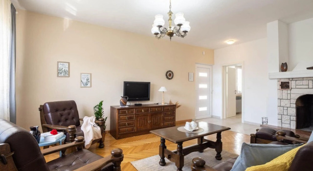 Amazing Home in Podstrana With Outdoor Swimming Pool, Wifi and 5 Bedrooms, Buchen Sie Hotel Hotels in Gespanschaft Split-Dalmatien mit Pool, Schwimmbad