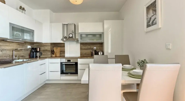 Апартаменты Deluxe Seaside Apartment with Pool