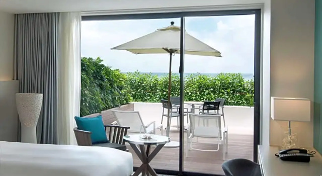 Двухместный люкс c 1 комнатой с балконом и с видом на океан Hilton Okinawa Chatan Resort