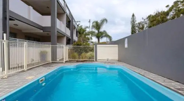 9 'Shoal Bay Beach Apartments' 2 Shoal Bay Road -Air Conditioning And Complex Swimming Pool
