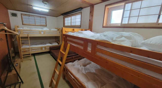 Кровать в общем номере Raicho Lodge Madarao