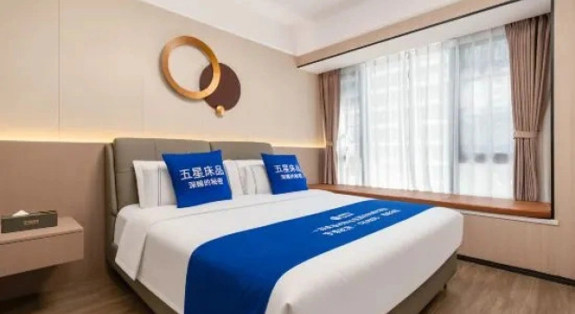 Люкс с 2 комнатами с балконом и с красивым видом из окна Lai Ka Mei Su Min Su Hotel (Sanya Joy City Sea Travel Duty Free City Branch)