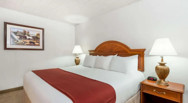 Двухместный люкс Ramada by Wyndham State College Hotel & Conference Center