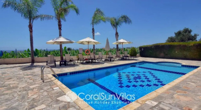 Family Villa Short Walk To Coral Bay Strip 5 Min and Pub, Shops etc, Book Villa Hoteller i Coral Bay med parkering, Parkering
