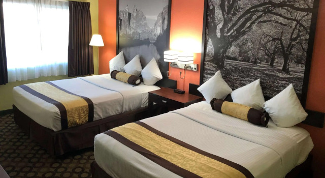 Четырёхместный номер Standard Super 8 by Wyndham Ontario