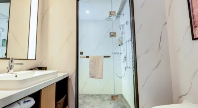 Люкс с видом на реку Hampton by Hilton Jiefangbei Hongyadong River View