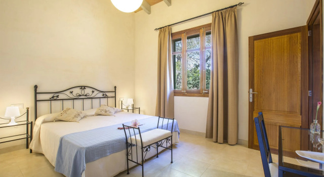 Romaní Des Figueral, Book Hotel Campos 