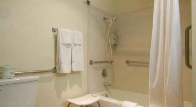 Четырёхместный номер Standard Oakridge Inn