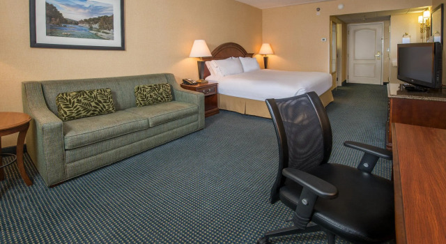 Четырёхместный номер Standard Holiday Inn Express State College at Williamsburg Square by IHG