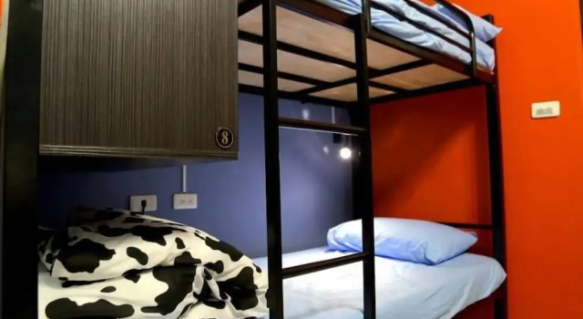 Кровать в общем номере Sunflower B&B II