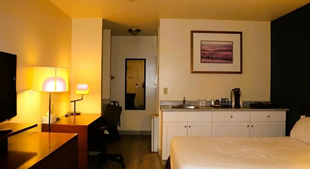 Номер Deluxe Empire Inn & Suites