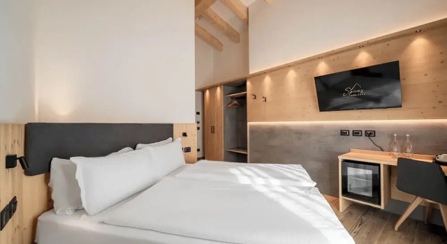 Двухместный номер Standard с балконом Spires Hotel