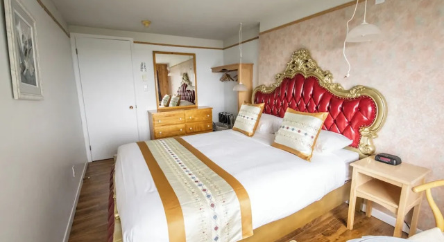 Трёхместный семейный номер Standard Hotel La Roche Pleureuse