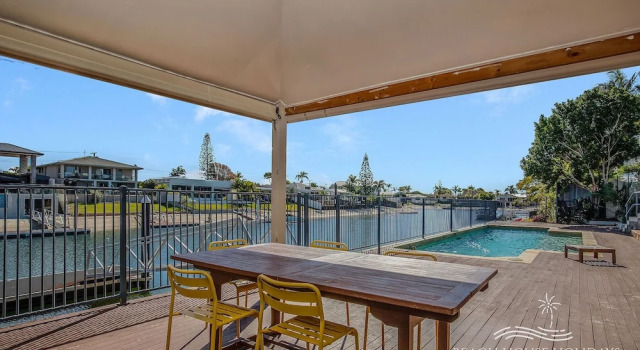 Коттедж с 4 комнатами с балконом Maureen Waterfront Beach House