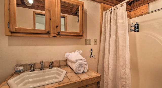 Коттедж Flagstaff Home w/ On-site Trails, 3 Mi to Dtwn!