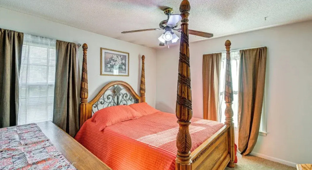 Near Fort Liberty: Home w/ Yard in Fayetteville!, Buchen Sie Ferienhaus Fayetteville North Carolina