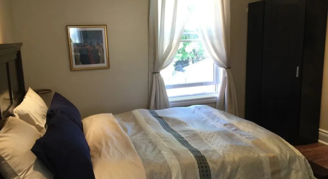 The Century House Bed and Breakfast Ottawa, Забронировать Отель «постель и завтрак» Отели Оттавы с парковкой, рядом с Federal Parliament Buildings, Парковка