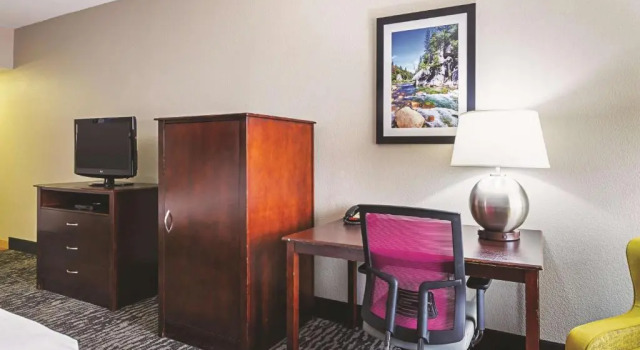 Четырёхместный семейный номер Standard La Quinta by Wyndham Fresno Northwest