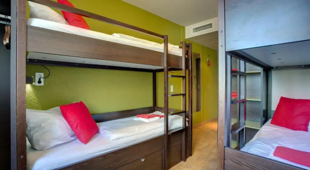 Кровать в общем номере MEININGER Hotel Berlin Hauptbahnhof