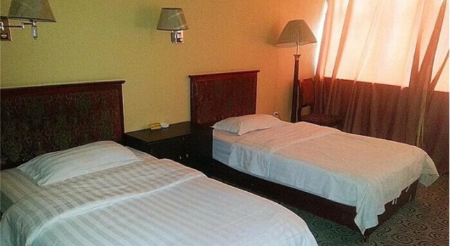 Urumchi Lisen Business Hotel, Boek Hotel Tianshan 