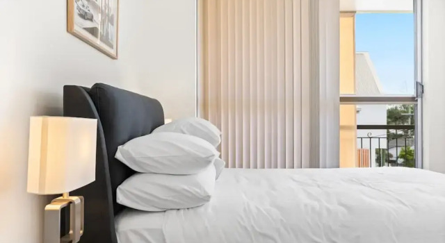 Elegant 2-bed With Balcony by Parks and Amenities, Prenota Appartamento Hotel a Queensland con parcheggio, Parcheggio