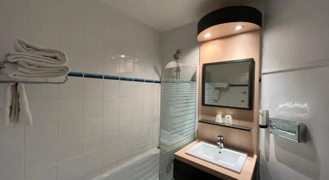 Четырёхместный номер Standard Hôtel Le Néron - Logis