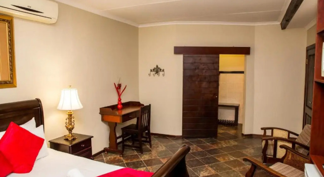 Schroderhuis Guesthouse NO LOADSHEDDING GOOD WIFI, Забронировать Отель Отели Апингтон с бассейном, рядом с Kalahari Mall, Бассейн