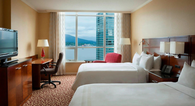 Четырёхместный номер Standard с видом на гавань Vancouver Marriott Pinnacle Downtown Hotel