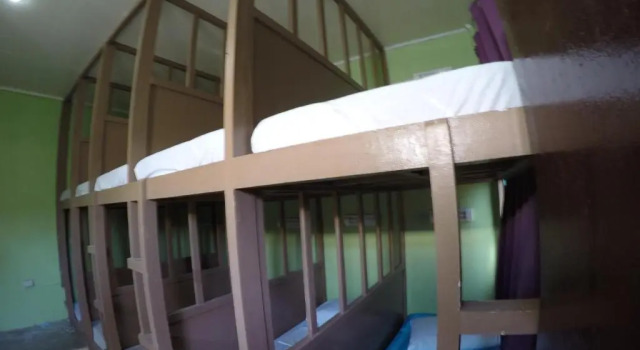 Кровать в общем номере Malapascua Budget Inn MBI DIVE CENTER