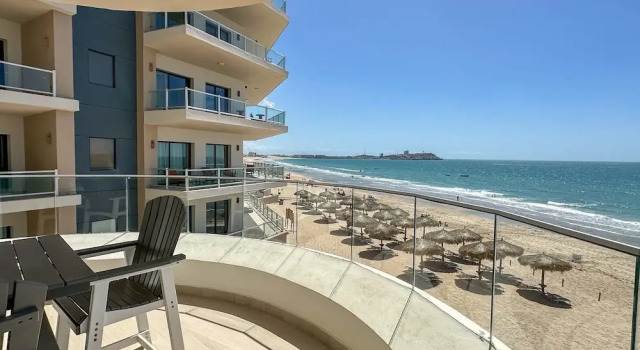 Апартаменты Brand-new Modern 2BR Gem on Iconic Sandy Beach