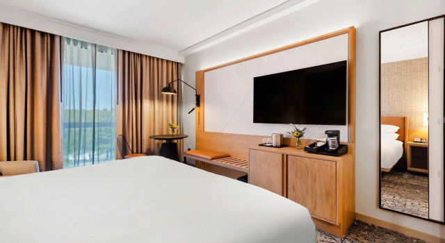Двухместный номер Standard с балконом и с видом на сад Sheraton Chapel Hill