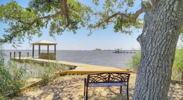 Коттедж c 1 комнатой Historic Biloxi Bay Cottage w/ Beautiful View