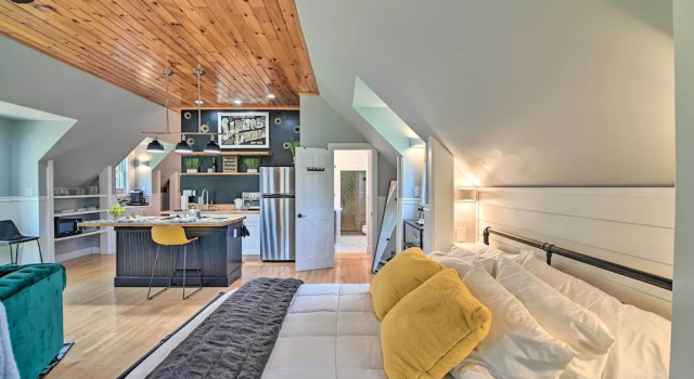 Stylish Studio w/ Fireplace ~ 3 Mi From Dtwn!, Buchen Sie Ferienwohnung Saratoga Springs New York State