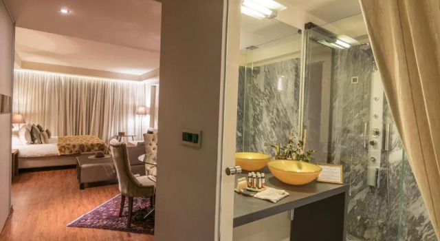 Полулюкс с балконом и с красивым видом из окна Golden Suites & Spa