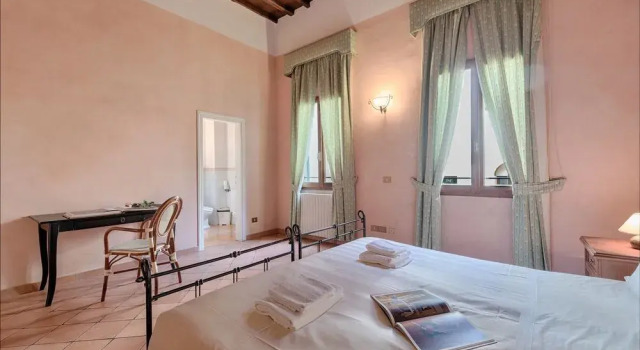 Rosa- Apartment with Terrace in Piazza Strozzi, Duomo